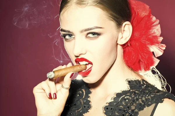 Ομορφιά μόδα μοντέλο πορτρέτο. Γυναίκα του καπνίσματος — Φωτογραφία Αρχείου