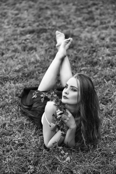 Krása móda modelu portrét. hezká dívka na zelené trávě — Stock fotografie