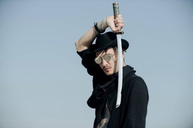 Samuray Japonya katana ile açık havada silah