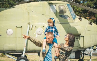 Aile kavramı. Askeri helikopter genç aile. Uçak, Aile üyeleri. Aşk aile yapar