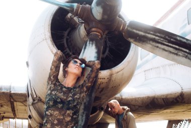 İki kavram. Çift retro uçakta poz. Şehvetli kadın ve uçak yakışıklı adama birkaç. Aşık çift