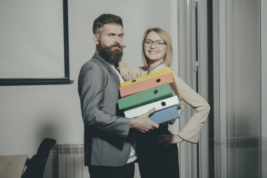 Kız ofiste adamla flört. Gözlük gülümsemek sakallı adam, office romantizm ile kız