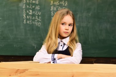 öğretmen tarafından yardımcı eğitim etkinliği olan okul Oda, evlat. Çocuk sınıf ile yetişmek için özel koç lazım. Öğrenci onun eğitmeni ile bire bir vakit geçiriyor