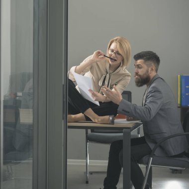 Şirket belge birlikte, evrak okuma iş adamları