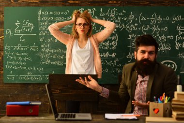 Öğretmen vardır onun learningteacher sevgisi onun tutkusu olan eğitim, üniversite, okul dön, yuvarlak ahşap bir masa üzerinde eski kitaplar Final sınavı test öğrencilere ilham kendi