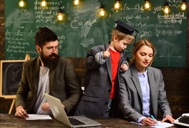 Öğrenciler öğretmen ile düzenli olarak iletişim halindeyiz. Üniversite erkek hoparlör iş eğitimi yürütmektedir. Korku veren öğretmenler öğrencilerin merak yapmak şeyler hakkında biliyorum