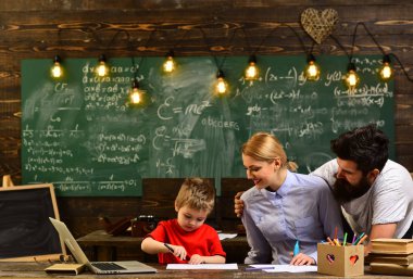 E-öğrenme Online çalışma öğrenme kavramı, konuşmacı olarak iş atölyesi ve sunum, üniversite seminer konferans takım işbirliği kavramı