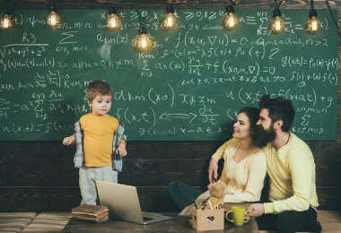 Evde eğitim. Kara tahta, ev okul öğrenci. Anne ile evde eğitim eğitim. Ailesi evde eğitim seçin. Çalışmana yardım için bir arkadaş bulun