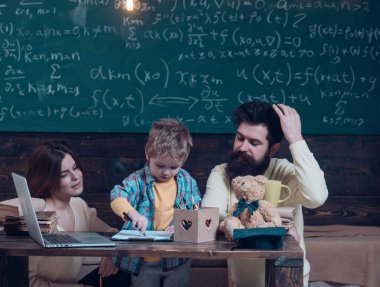 Evde öğrenme ve eğitim. Evde aile sevgisi ile öğrenme. Küçük çocuk öğrenme evde ailesi ile çizim. Evde öğrenme eğlencelidir. Bir sanat okulu infüzyon