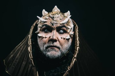 Dikenler yüz, efsane ve efsane kavramı ile kör eski canavar. Doğa, orman Tanrı Beyaz sakalı ve siyah arka plan üzerine boynuzları ile eski koruyucusu