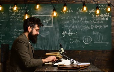 Eğitim ve ev kavramı - öğrenci kitapları ile vurguladı, başarılı öğrenciler çoğunlukla yaratıcı, üniversite öğrencileri, Kütüphane kitaplarında ile hangi nitelikleri öğretmen yapmak.