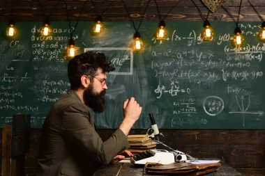 Metin yazarı blogger ve gazeteci. Hipster adam sakal ve gözlük türü üzerinde içerik oluşturma, blog için makale yazıyorsun, daktilo ile