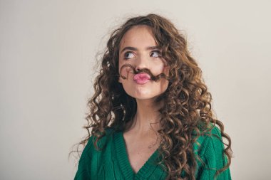 Kış elbiseleri Parisli kız. Paris moda ve stil uzun kıvırcık saçlı güzel kadın.