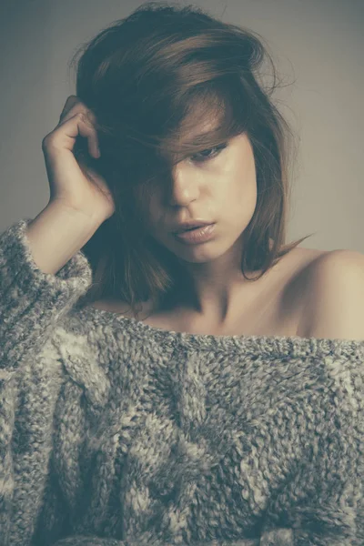 Uzun saçlı ve mükemmel makyaj güzel sarışın kadın kazak örme