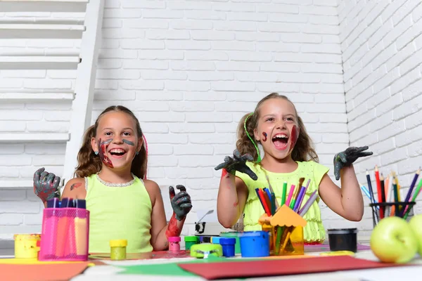 Crianças de Halloween com mãos pintadas de zumbi — Fotografia de Stock