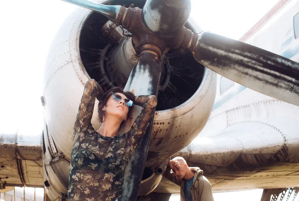 İki kavram. Çift retro uçakta poz. Şehvetli kadın ve uçak yakışıklı adama birkaç. Aşık çift