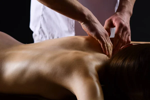 Masaż. Spa, masaż i zabieg na ciało. człowiek zrobić masaż dla Naga kobieta. masaże w salonie spa. Masowanie zmęczone mięśnie. — Zdjęcie stockowe