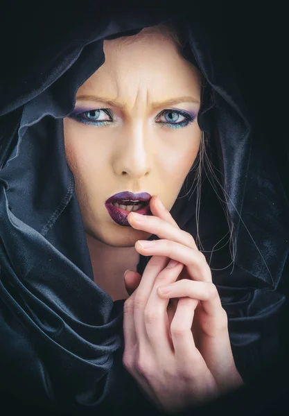 Gotyk moda i uroda. Gotyk woman w czarny kaptur z elegancki makijaż. — Zdjęcie stockowe