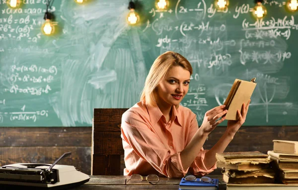 Torniamo a scuola. Ritorno a scuola concetto con sorridente ragazza lettura libro — Foto Stock