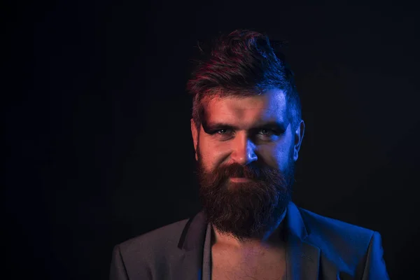 Concepto de barba. Hombre con barba larga y bigote. Hipster con barba en la cara sin afeitar. Cuidado de la barba y aseo. Estilos para adaptarse a su estilo de vida — Foto de Stock