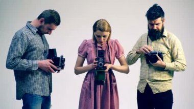 Sanat öğrencileri ile eski fotoğraf makinesi pratik vardır. Fotoğraf kavramı. Sanat öğrencileri çalışma eski kameralar.