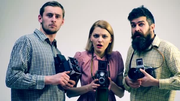 Les photographes regardent de vieilles caméras. concept d'antiquités. Les photographes apprennent à travailler avec de vieux appareils photo . — Video