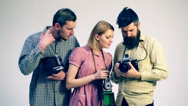Jóvenes fotógrafos estudian cámaras de cine. Concepto de la cámara. Trabajo de fotógrafos . — Vídeos de Stock