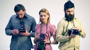 Kamera eğitim süreci. Antika kavramı. Genç fotoğrafçılar. Gençler yaşlı kameralar okuyan.