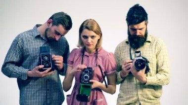 Üç kişi film fotoğraf makinesi ile. Stüdyo fotoğrafçılığı kavramı. Antika fotoğraf makinesi.