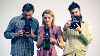 Antika fotoğraf makinesi kavramını. Fotoğrafçılar stüdyo. Üç genç fotoğrafçılar.