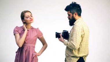 Fotoğrafçı bir model beyaz bir arka plan üzerinde stüdyo alır. Stüdyo fotoğrafçılığı kavramı.