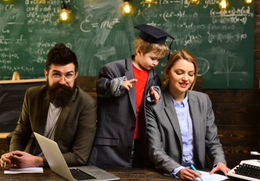 çevrimiçi eğitim. Öğretmen şeyler eylem yoluyla değiştirilebilir inanmak gerekir. İyi öğretmenler arama yapan öğrenciler. mutlu çocuk öğrenme.