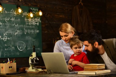 Final sınavı test Üniversitesi'nde öğretmenler sahip iyi dinleme becerileri, kadın öğretmen sınıfta modern teknoloji dizüstü kullanarak portresi,