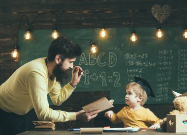 Bilgi kavramı. Adam öğretmen çocuğu okul, bilgi için kitap okuyun. Çocuk eğitim yoluyla bilgi almak. Biri öğretmen olmadan tam bilgi alınamıyor