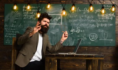 Yetişkin öğrenciler sınıf iç, eğitim mezuniyet ve insanlar kavramı - harç kurullarında, başarılı öğretmen tatilinde gülümseyen iyi öğretmenler büyük soru sormak öğrencilere yardım,