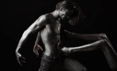 gümüş gövde sanat seksi çift aşk için. Erkek ve kadın gümüş beden sanatı.