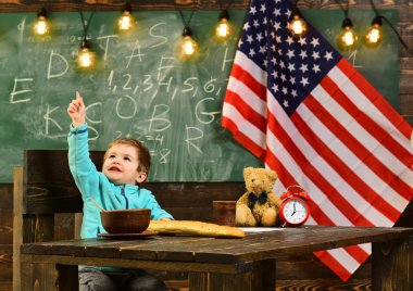 indeoendence günü Amerikan bayrağı, küçük bir beyaz çocuk.