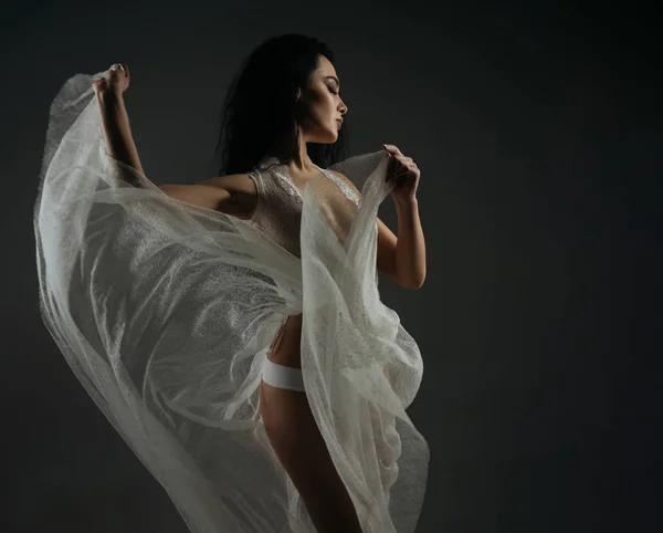 Moda lingerie. modelo de moda em vestido de vestir branco. mulher em lingerie sensual. moda lingerie para mulher sexy. Melhor moda lingerie para você — Fotografia de Stock