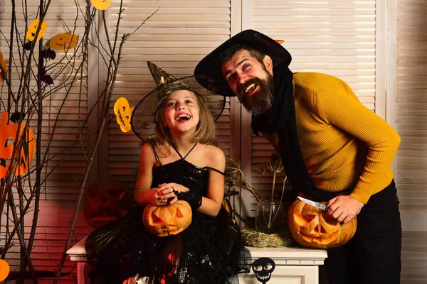 Père et fille avec décor d'Halloween. Magicien et petite sorcière — Photo