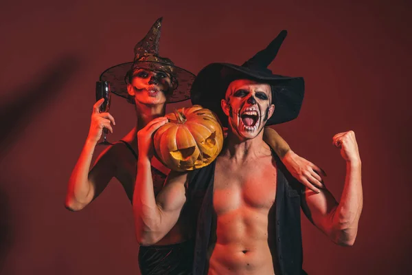 Halloween coppia con trucco su gridare faccia tenere zucca — Foto Stock