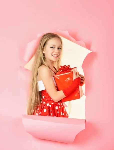 Menina abrindo um presente de Natal mágico no estúdio — Fotografia de Stock