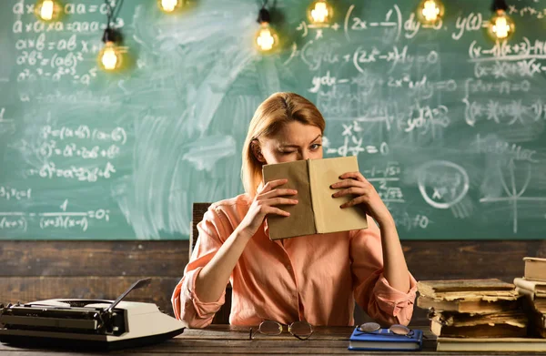 Läsebok i litteratur lektion. läsande kvinna i skolan. — Stockfoto