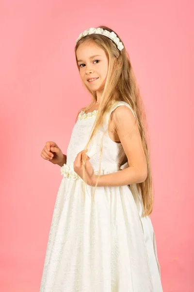 Kindermädchen in stilvollem Glamour-Kleid, Eleganz. Kind im Ballkleid — Stockfoto