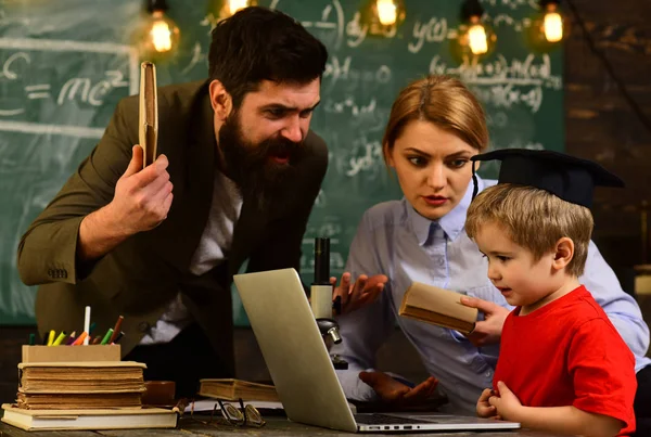 E-Learning koncept med student håller hans moderna bärbar dator, porträtt av flitiga schoolkid och lärare pratar på lektion, talare på business workshop och presentation, — Stockfoto