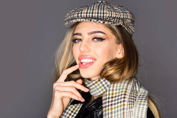 Modelo de moda en sombrero posando en el estudio . — Foto de Stock