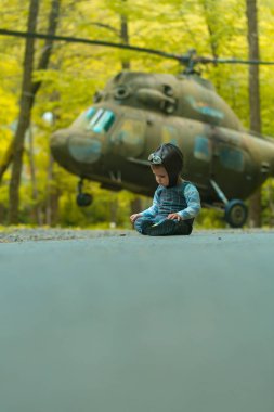 Helikopter doğal zemin üzerine oturan çocuk