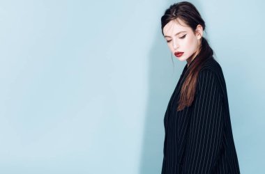 Stil kavramı. Trendy tarzı ile güzel bir kadın. Kadın stil ile giyinmiş. Senin tarzın, kopya alanı unleash