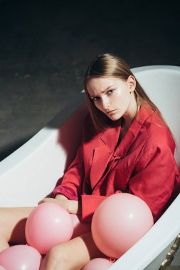 Banyo. Pembe Balonlar Balon dolu küvette güzel kadın.