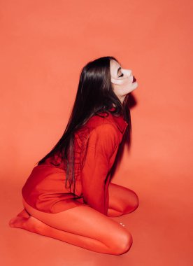 Saç modeli kavramı. Doğal saç modeli olan kadın. Makyaj ve uzun saç, saç modeli olan kadın. Yok daha iyi saç modeli sonra kendi stili