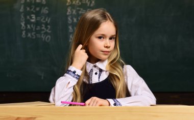 Öğretmen çocuğunuzun aynı yaşta çocuk eğitimi deneyimi ile bak. Öğretmen okulda onun küçük öğrenci ile çizim çizim şirin küçük çocuk